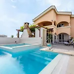 Neretva Valley - Heated Pool Apartment Metkovic